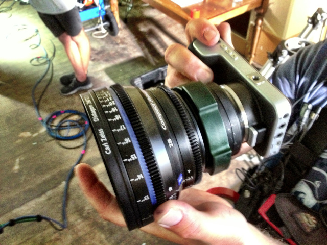 使用Hot Rod PL 轉接環及Zeiss CP2 28mm鏡頭的BMD口袋電影機(BMPCC)