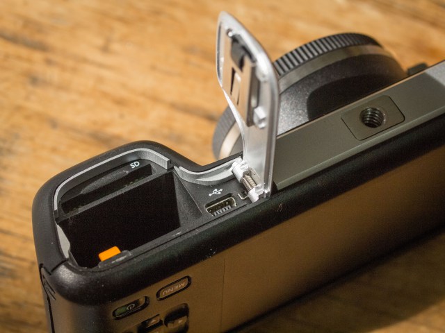 口袋電影機(BMPCC) 底部電池蓋特寫
